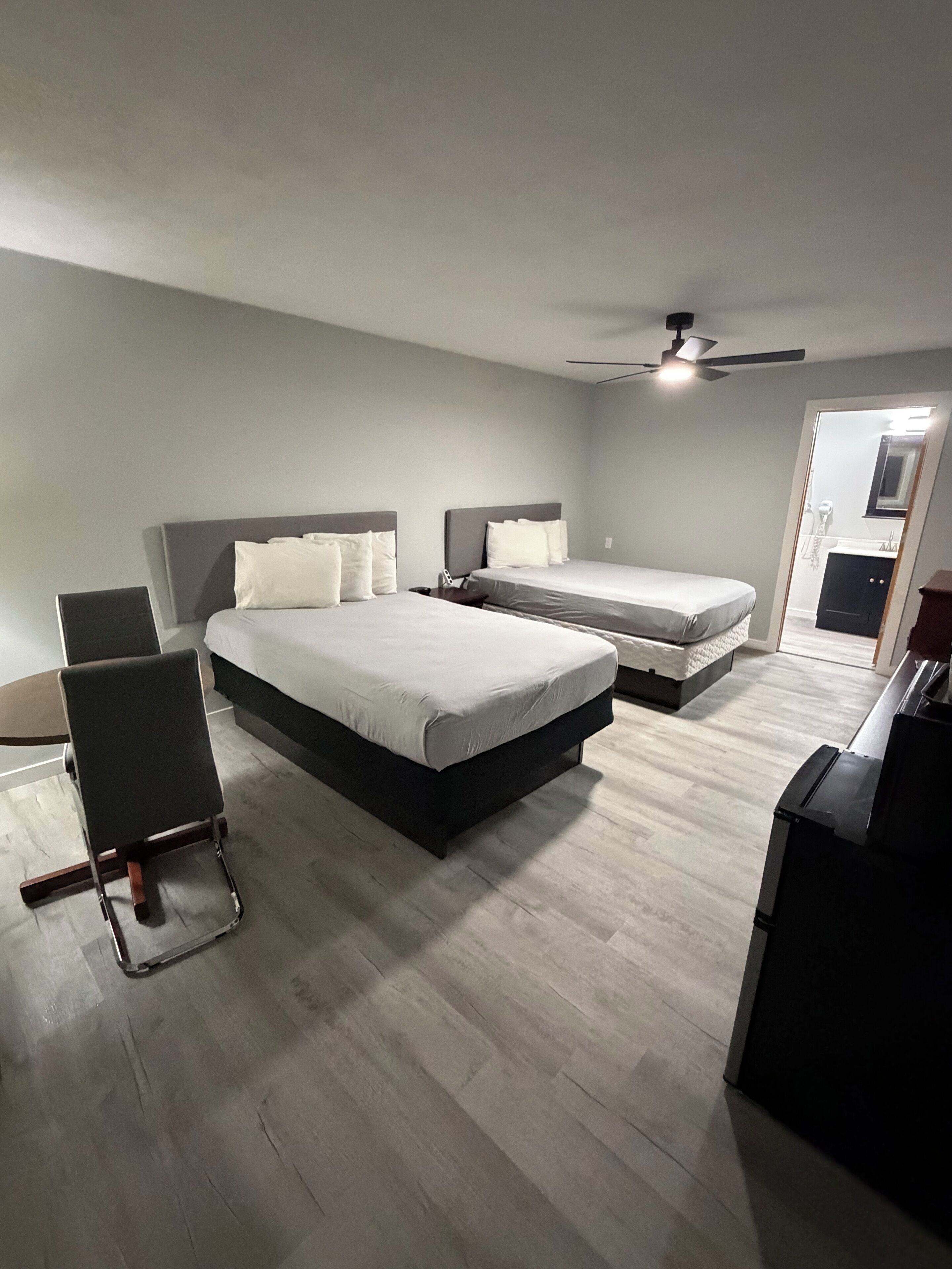 Standard - Two Full Beds | Wi-fi (inkludert) og sengetøy