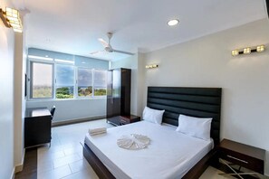 Appartement, 4 chambres, cuisine, vue ville | Coffres-forts dans les chambres, bureau, chambres insonorisées