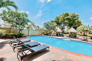 Outdoor pool, pool umbrellas, sun loungers