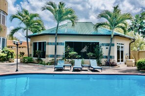 Außenpool, Sonnenschirme, Liegestühle