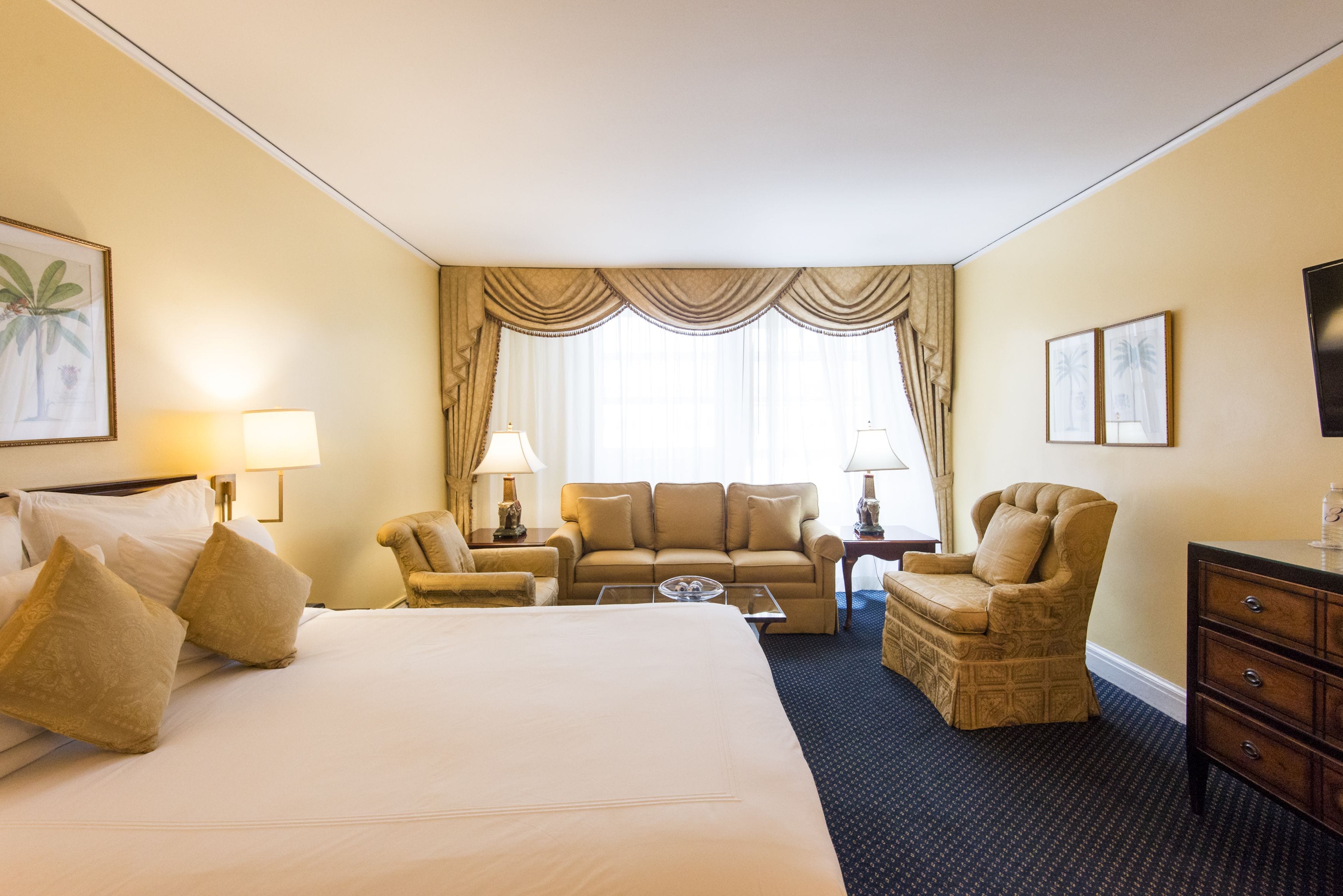 Junior Suite | Hypo-allergenic bedding, in-room safe, desk, iron/ironing board