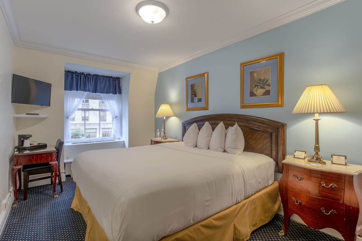 Superior Double Room, 1 King Bed | Hypo-allergenic bedding available, in-room safe, desk