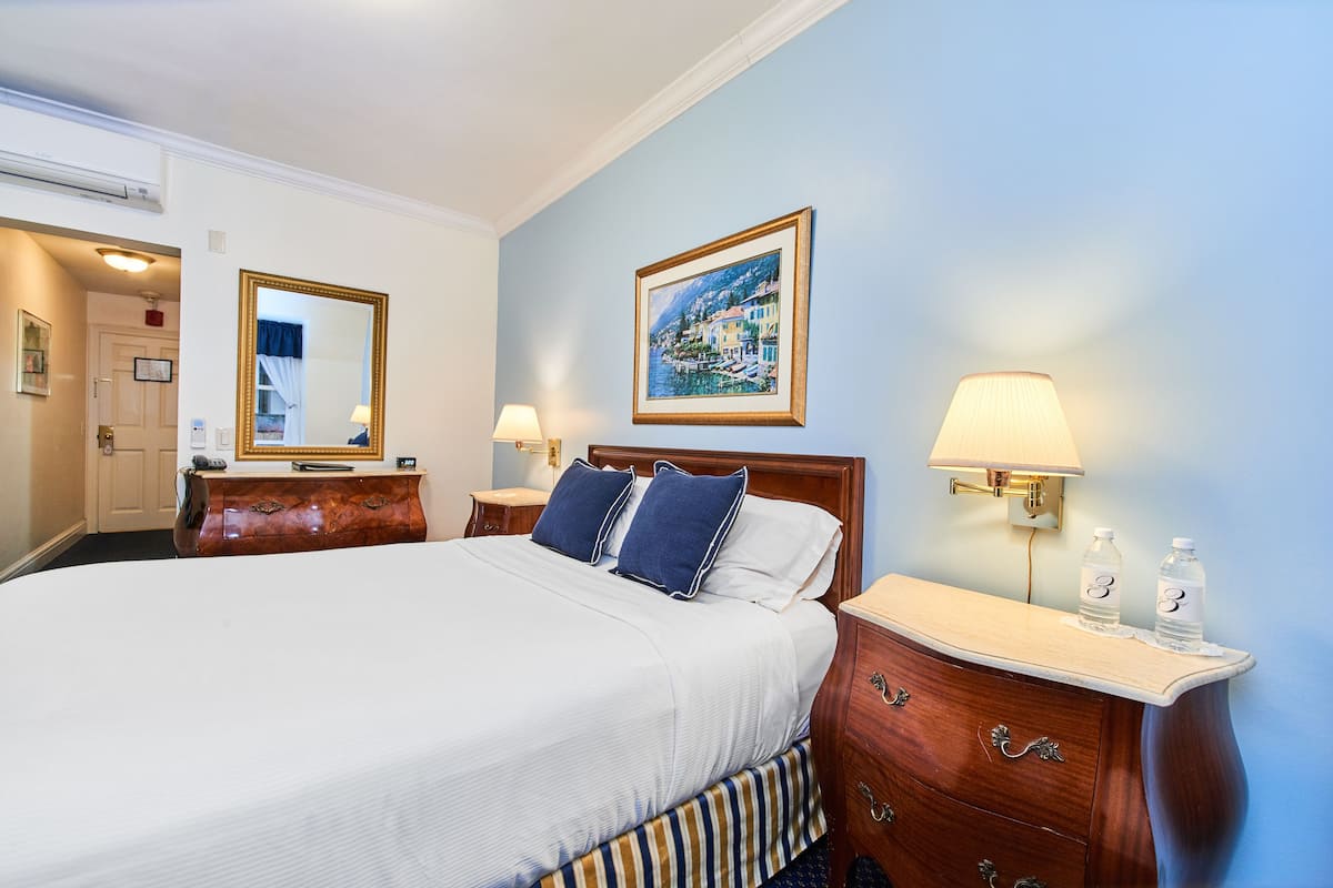 Superior tweepersoonskamer, 1 queensize bed | Hypoallergeen beddengoed, een kluis op de kamer, een bureau