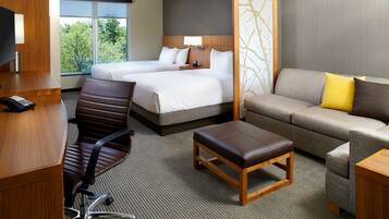 Camas com colchões pillow-top, cofres nos quartos, escrivaninha