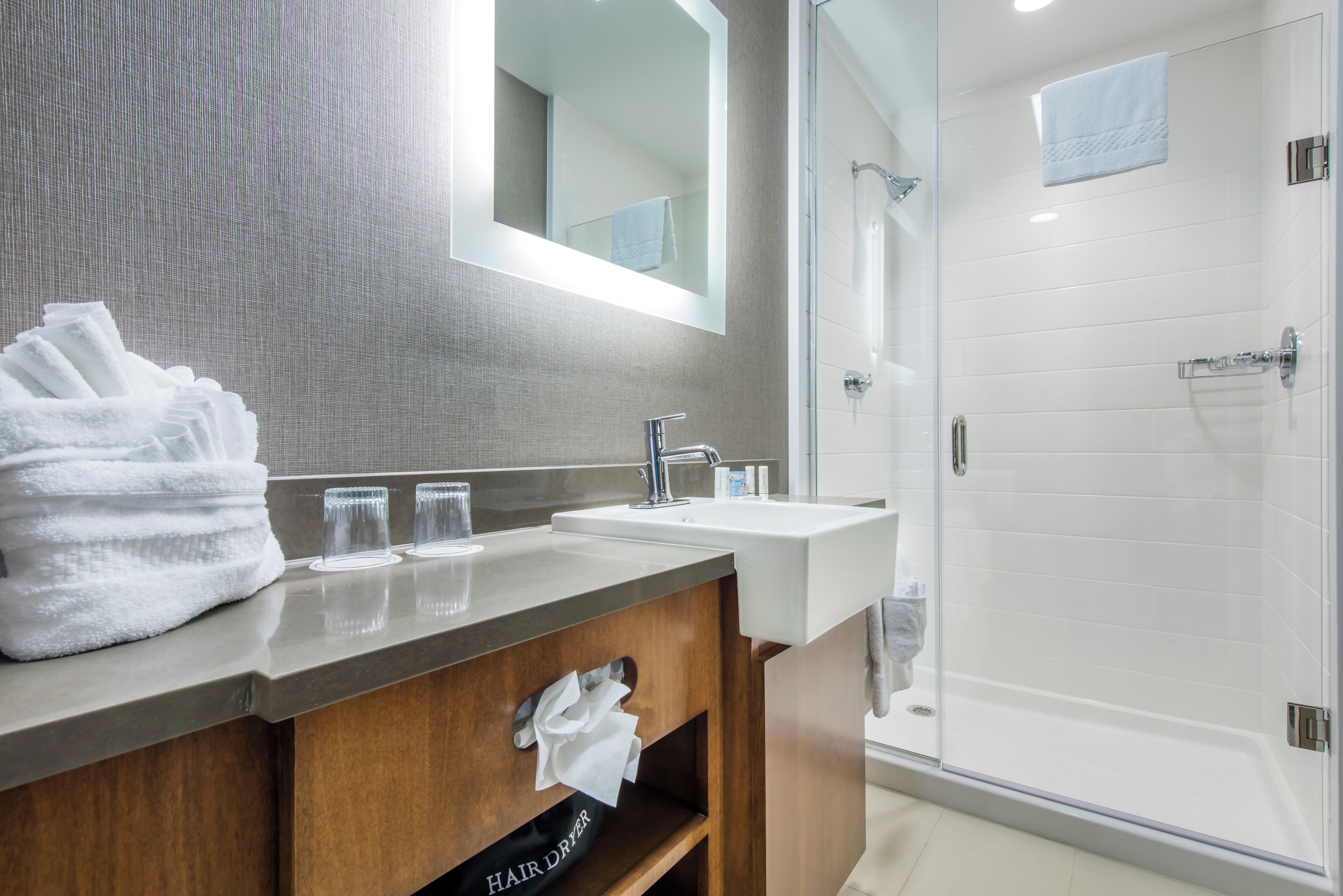 combined shower/bathtub, free toiletries, hair dryer, towels