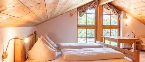 Loft família, 2 quartos, sacada, vista para a montanha | 1 quarto, roupas de cama antialérgicas, individualmente decorados