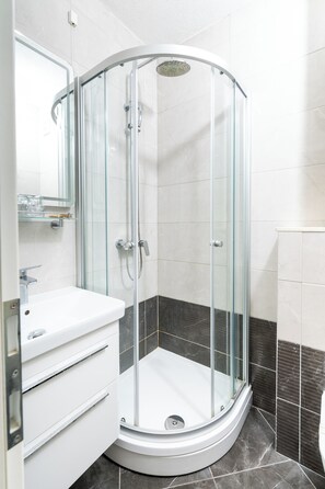 Double Room, Balcony, Park View | Bathroom | Free toiletries, hair dryer, towels