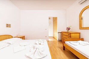 Triple Room, Balcony, Garden View | Blackout curtains, bed sheets - Hotel Timun (Jelsa)