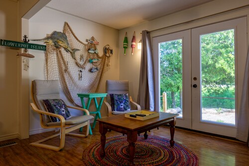 Mikinaak Cottage & Cabin Rentals