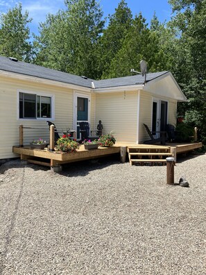 Front of property - Mikinaak Cottage & Cabin Rentals (Northern Bruce Peninsula)