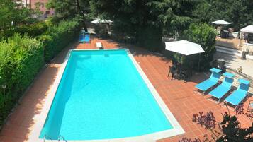 Kauden mukainen ulkouima-allas, aurinkovarjoja, aurinkotuoleja