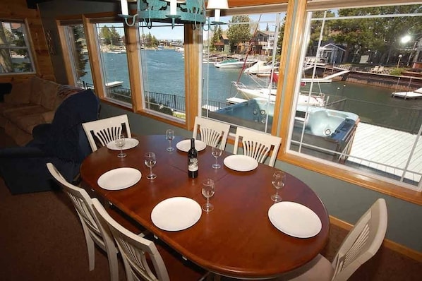 House, 4 Bedrooms | In-room dining