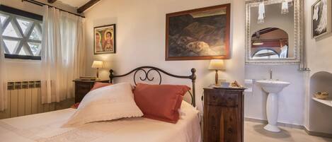 Suite | Premium bedding, blackout curtains, free cots/infant beds, free WiFi
