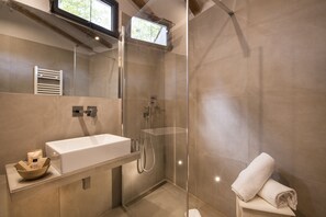 Superior tweepersoonskamer | Badkamer met douche