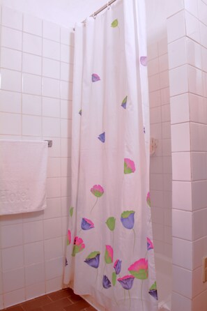 Shower, free toiletries, towels - Hotel Art (Senj)