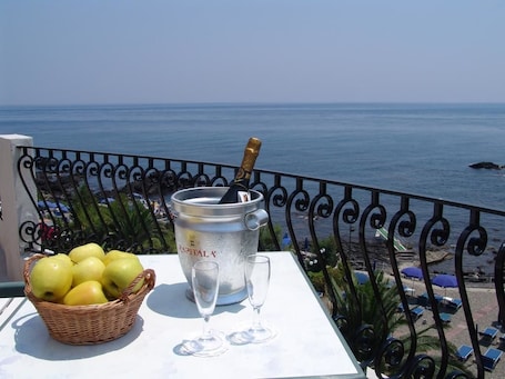 Outdoor dining. Hotel Kalos