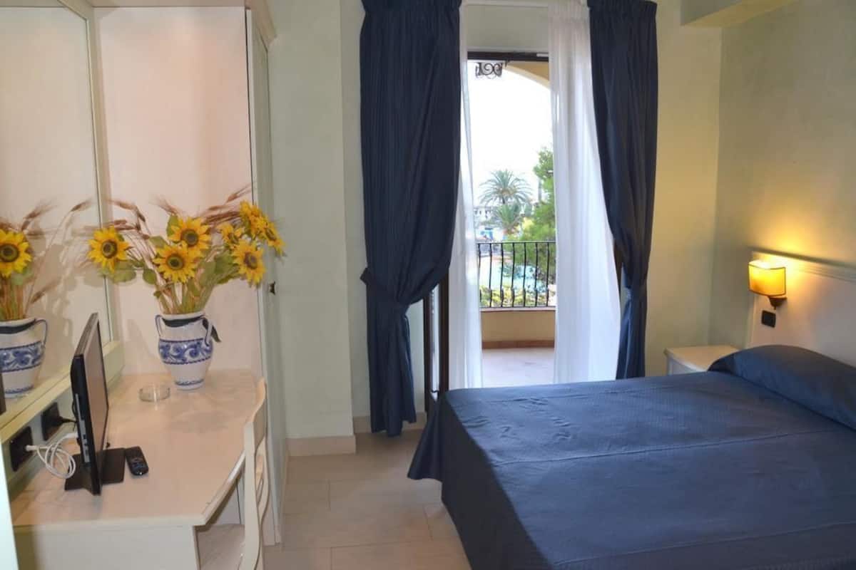 Deluxe Double or Twin Room, Sea View | In-room safe, desk, free WiFi