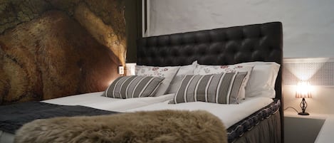 Classic Double or Twin Room (with Window) | Individually decorated, individually furnished, iron/ironing board