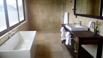 Ducha, artículos de higiene personal gratuitos y secador de pelo