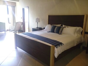 Royal Suite, 1 Bedroom, Mountain View | Desk, rollaway beds