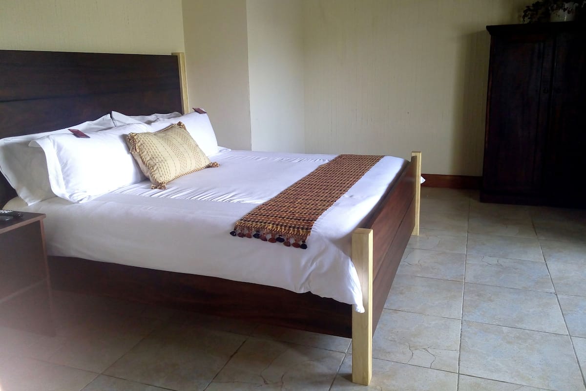 Desk, rollaway beds