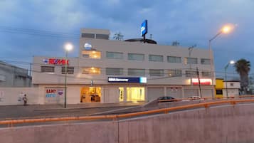 Vista frontal de la propiedad por la tarde o noche