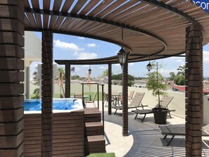Outdoor spa tub - My Home Suites (Celaya)