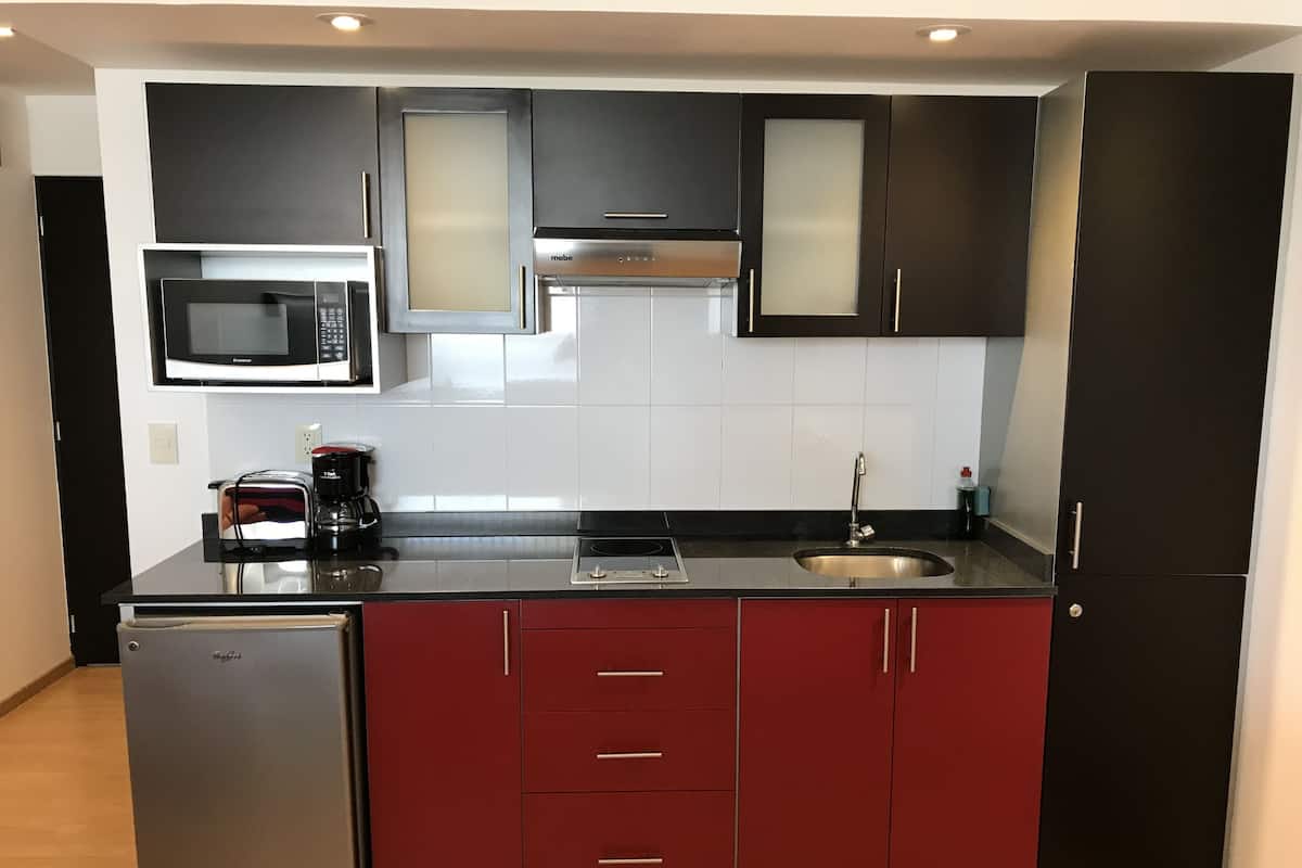 Minibar, odada kasa, masa, ses yalıtımı