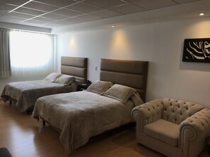 Minibar, in-room safe, desk, soundproofing - My Home Suites (Celaya)