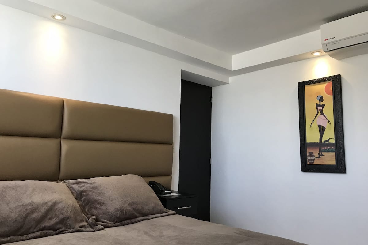 Standard Room, 1 Queen Bed, Refrigerator & Microwave | Minibar, in-room safe, desk, soundproofing