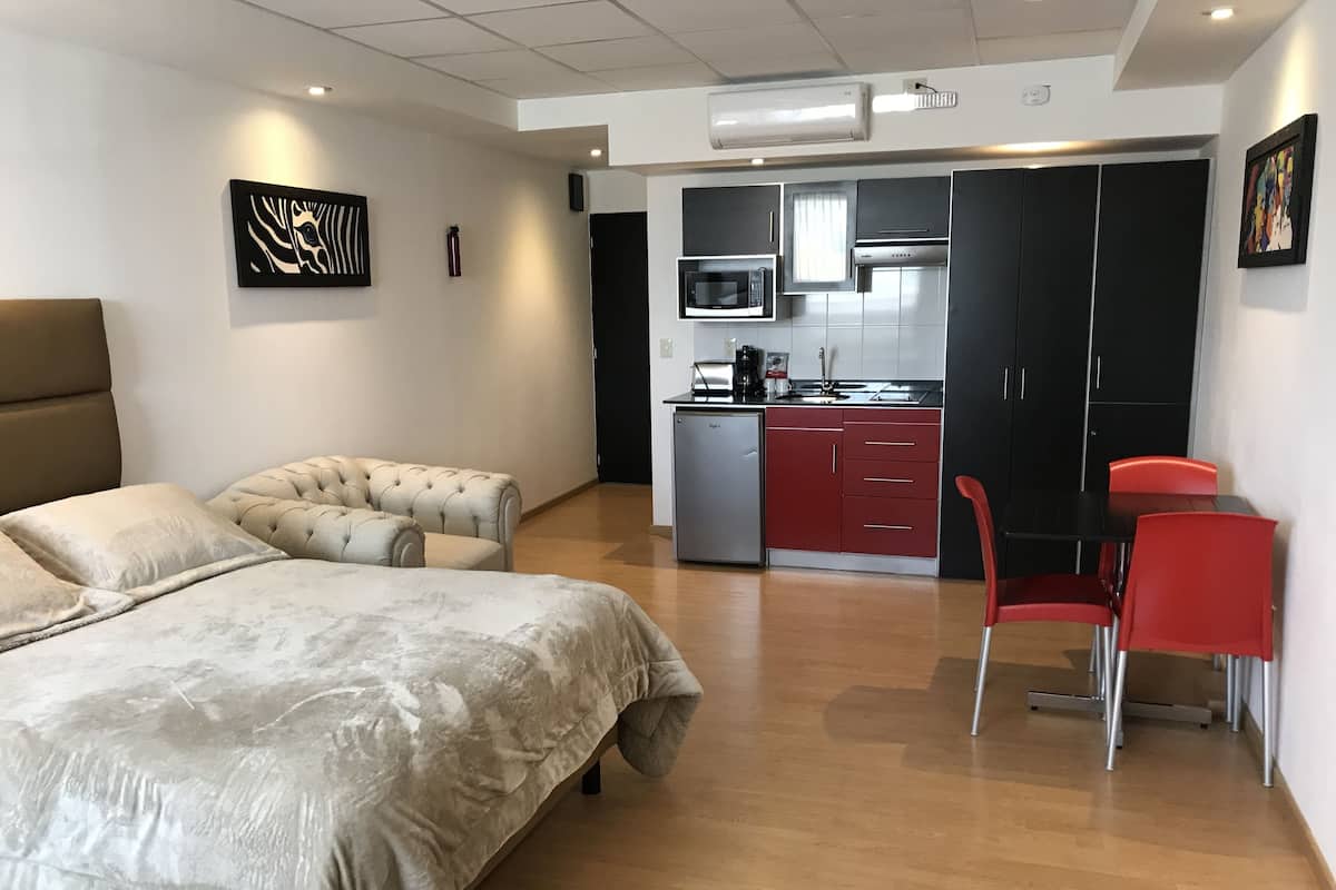 Deluxe Tek Büyük Yataklı Oda, 2 Büyük (Queen) Boy Yatak, Mutfak | Minibar, odada kasa, masa, ses yalıtımı