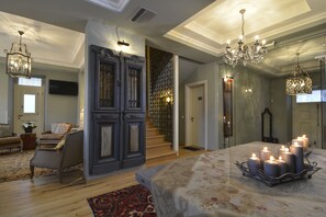 Coin salon dans le hall