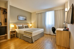 Minibar, caja de seguridad en la habitación y escritorio