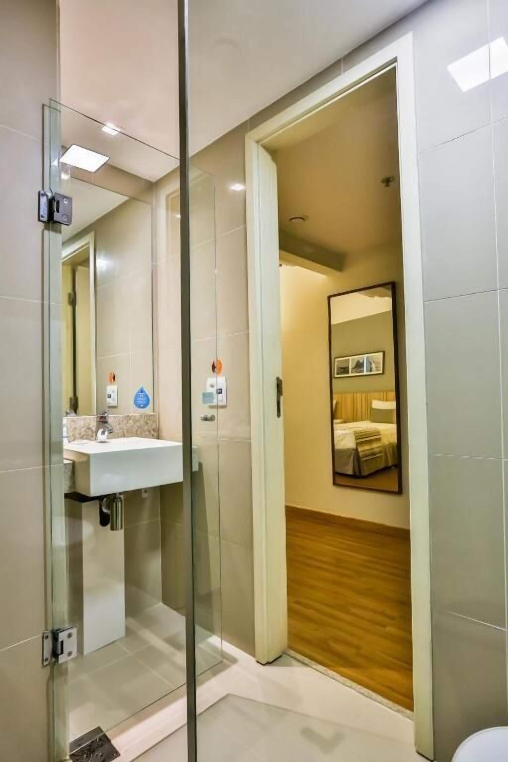standard triple room | bathroom | shower, rainfall showerhead, free toiletries, towels