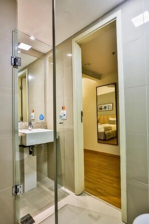 Standard-Dreibettzimmer | Badezimmer