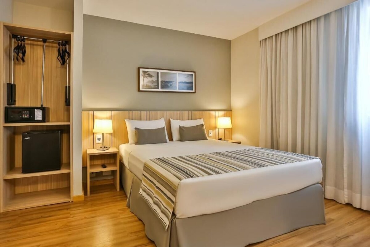 Standard Room, 1 Queen Bed | Minibar, in-room safe, desk, laptop workspace