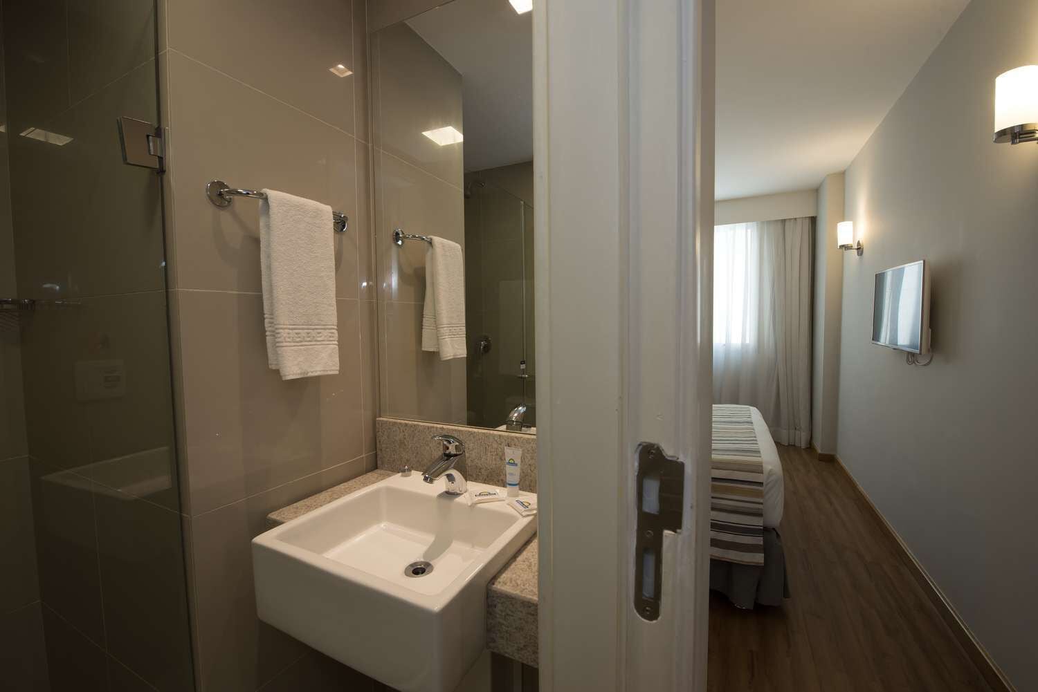 standard room, 1 queen bed | minibar, in-room safe, desk, laptop workspace