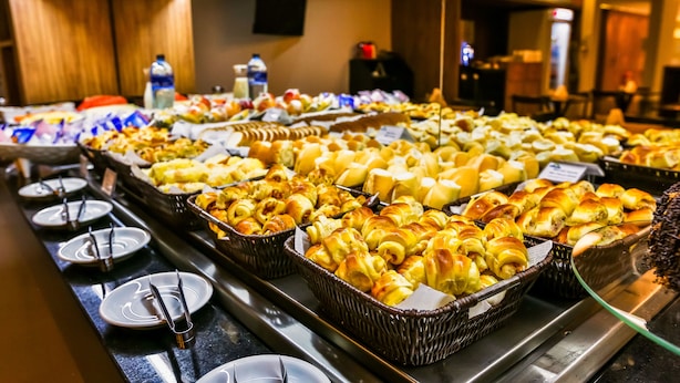 A buffet with various baked goods and pastries. - Days Inn Rio de Janeiro, Lapa (Rio de Janeiro)