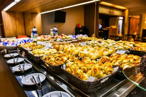 Café da manhã com buffet todos os dias (BRL 38 por pessoa) 