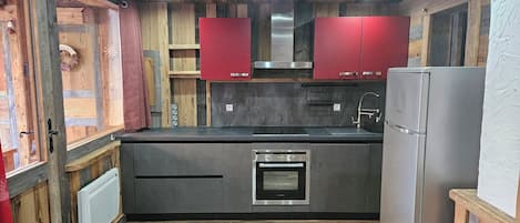 Departamento Confort | Cocina privada | Refrigerador con congelador, microondas, horno y parrilla de estufa