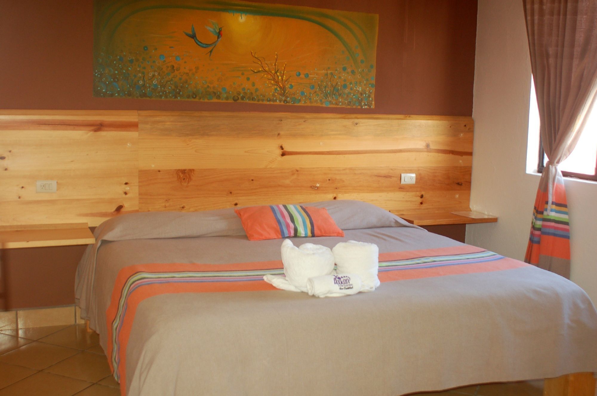 Individuell dekoriert, individuell eingerichtet, Schreibtisch