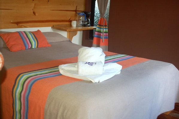 Desk, iron/ironing board (on request), free WiFi, individually decorated - Axkan Express (San Cristobal de las Casas)