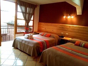 Yksilöllisesti sisustettu, yksilöllisesti kalustettu, työpöytä