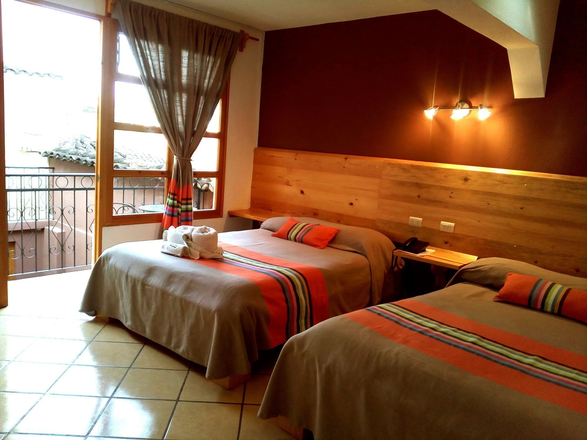 Yksilöllisesti sisustettu, yksilöllisesti kalustettu, työpöytä