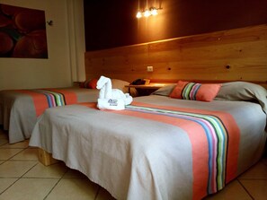 Yksilöllisesti sisustettu, yksilöllisesti kalustettu, työpöytä