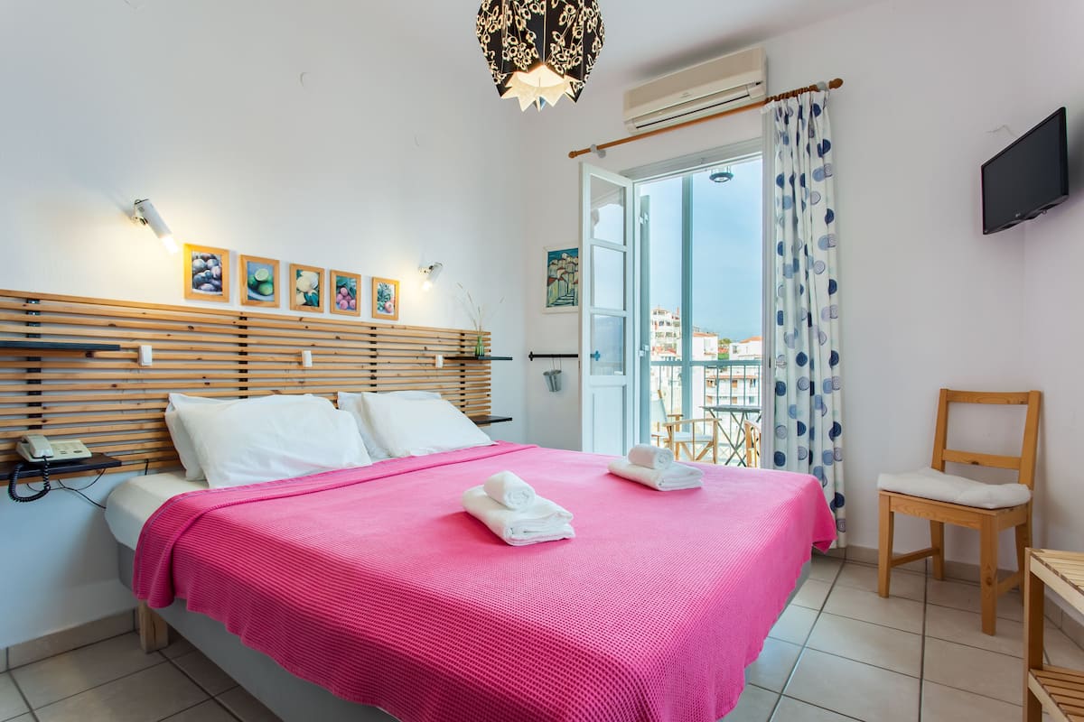 Double Room Sea View | 1 bedroom, blackout curtains, soundproofing, iron/ironing board