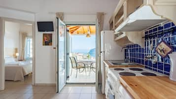 Family Apartment, Sea View | Private kitchen | Fridge