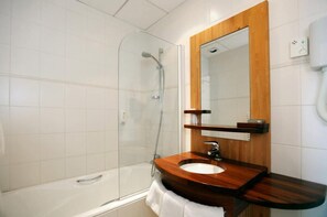 Habitación doble, vistas al mar | Baño | Ducha, artículos de higiene personal gratuitos y secador de pelo