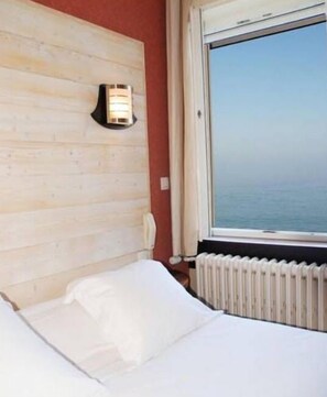 Double Room, Sea View | Individually decorated, individually furnished, desk, laptop workspace - Hotel Alba (Saint-Malo)