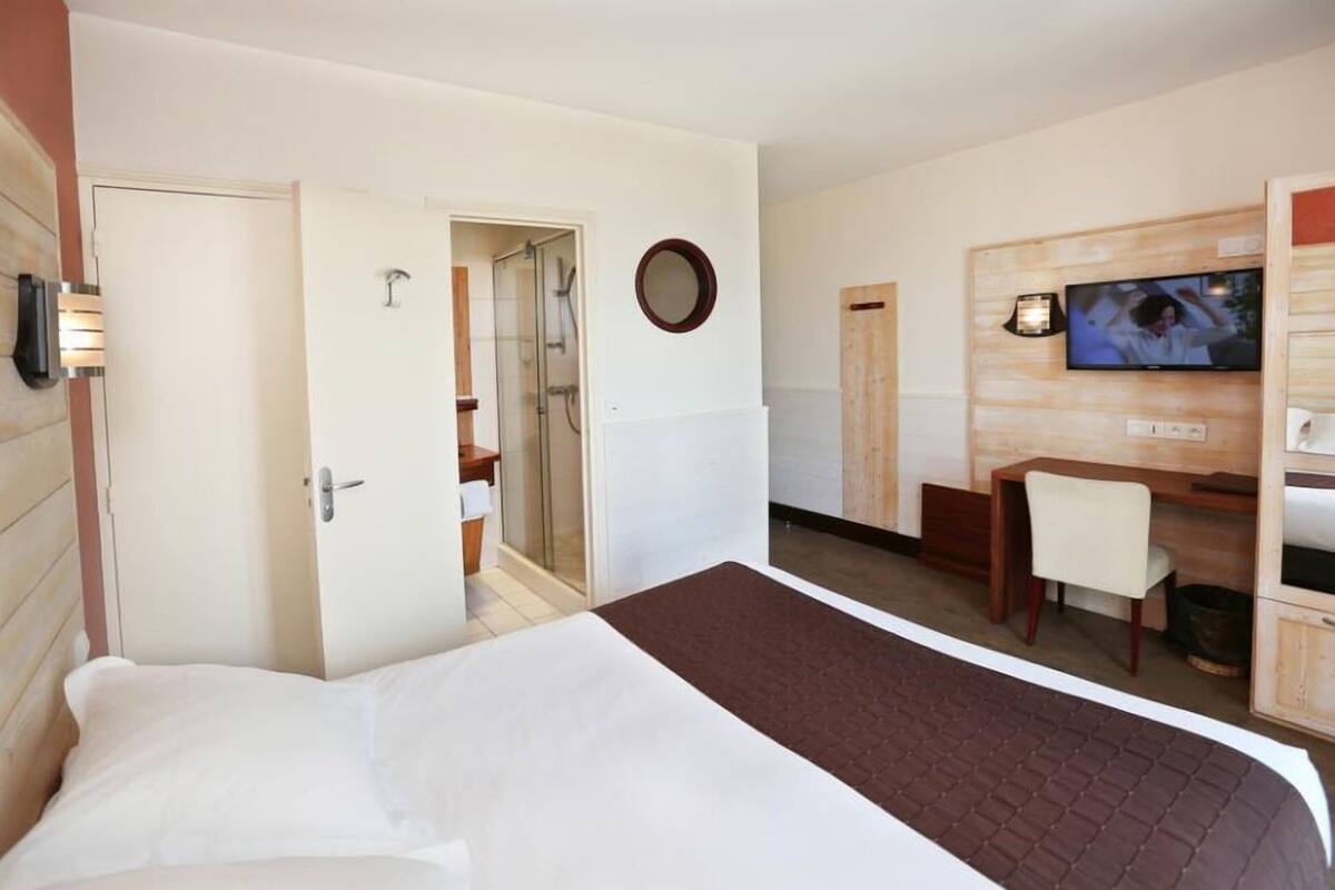 Triple Room | Desk, laptop workspace, blackout drapes, soundproofing